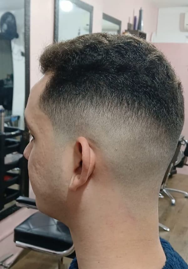 Design de barba feito na navalha em Pompeia SP